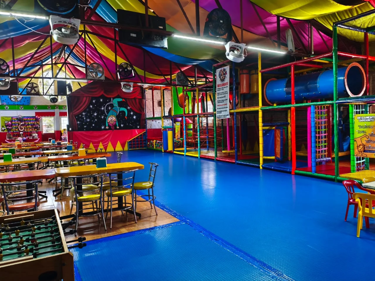 Área de juegos infantil en la ludoteca de Party Circus